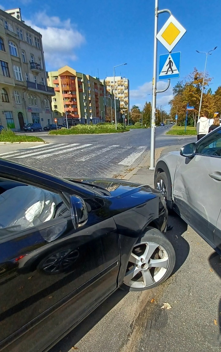 Wypadek trzech aut przy przejściu dla pieszych na Zaporoskiej we Wrocławiu [ZDJĘCIA]