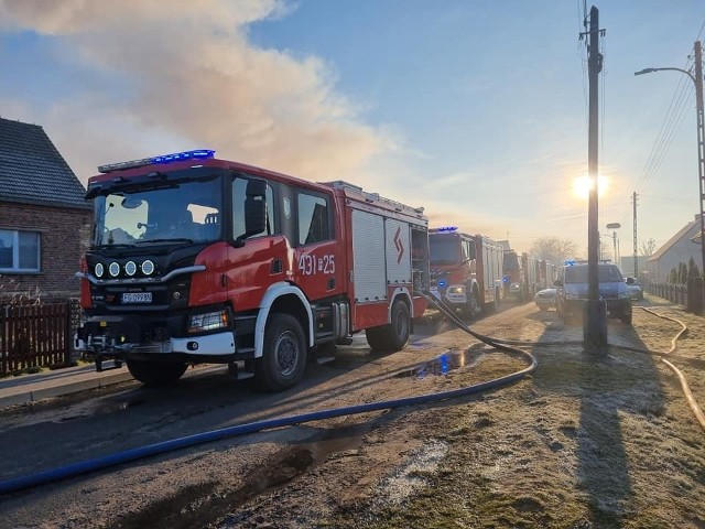 Duży pożar w miejscowości Bagno koło Sławy. Ogień gasi 11 zastępów straży pożarnej.