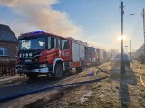 Duży pożar w miejscowości Bagno koło Sławy. W ogniu stanęłybudynki gospodarcze. Ogień gasi 11 zastępów straży pożarnej