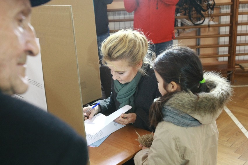Wybory samorządowe 2014. Hanna Zdanowska oddała głos w gimnazjum przy Wapiennej [ZDJĘCIA]