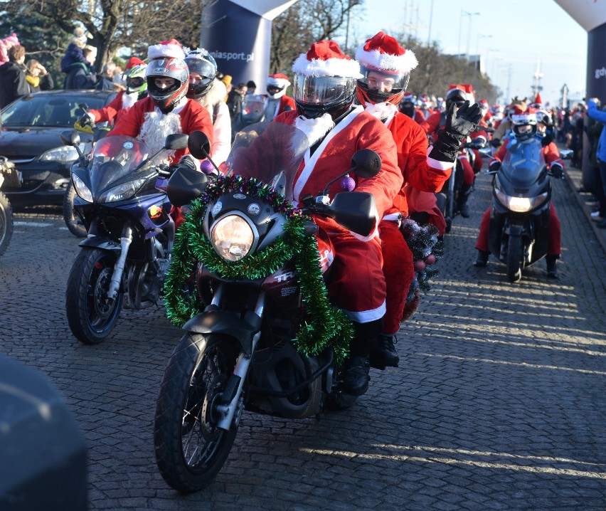 Charytatywny przejazd Mikołajów na motocyklach to...