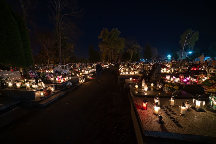 Nowy Sącz. Cmentarz Komunalny nocą zachwyca i zachęca do refleksji [ZDJĘCIA]