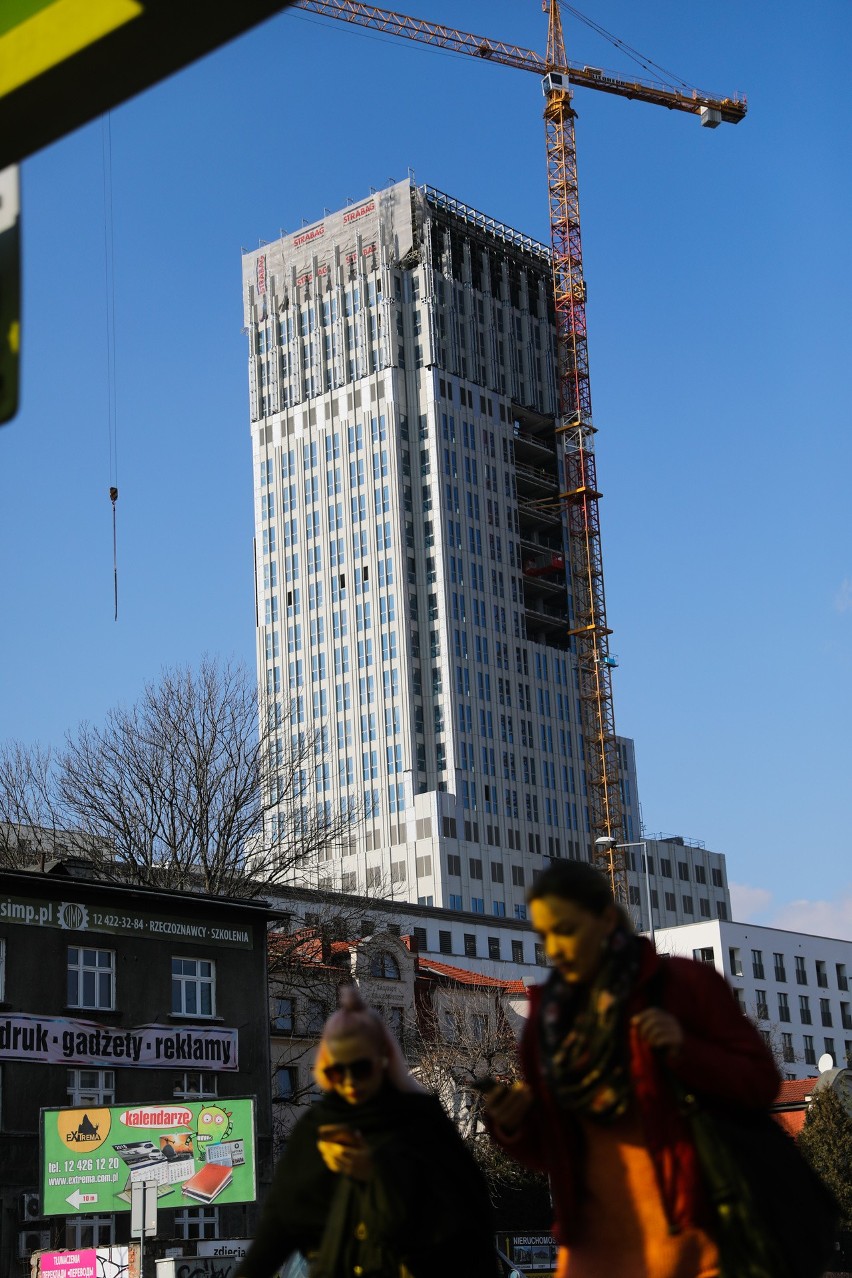 Kraków. Kończą zmieniać szkieletora w Unity Tower. Są już na ostatnim piętrze [ZDJĘCIA]