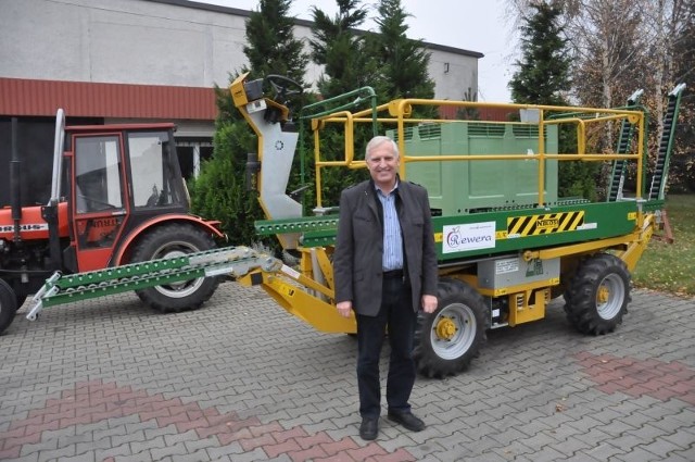Zbigniew Rewera prowadzi firmę sprzedającą sprzęt sadowniczy.