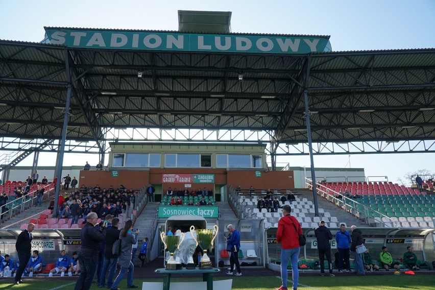 Warta Zawiercie z Pucharem Polski Podokręgu Sosnowiec. Na Stadionie Ludowym wygrała z Unią Dąbrowa Górnicza ZDJĘCIA