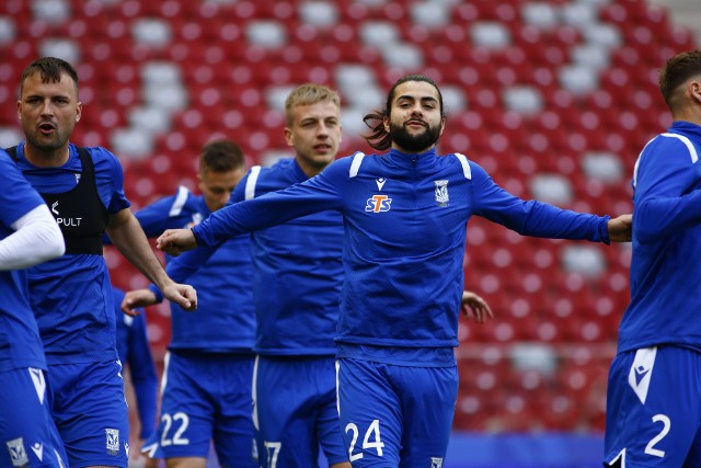 Lech Poznań w niedzielę o godz. 14.30 rozpoczął trening na Stadionie Narodowym przed meczem finałowym z Rakowem Częstochowa. Z drużyną pojawił się Bartosz Salamon, ale trenował on indywidualnie z Karolem Kikutem, trenerem przygotowania fizycznego. Z drużyną nie było m.in. Alana Czerwińskiego, ale większość piłkarzy trenowała i jest gotowa na finał. Lech Poznań zamieszkał w DoubleTree by Hilton Hotel, czyli tym samym, w którym przebywa reprezentacja Polski, przebywająca w Warszawie.Zobaczcie zdjęcia z niedzielnego treningu Kolejorza na Stadionie Narodowym ---->