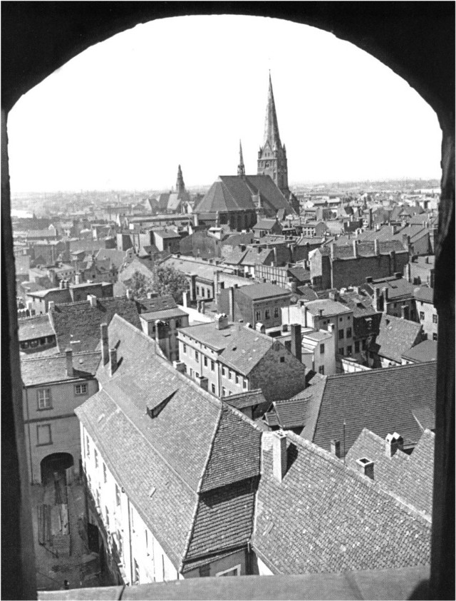 Taki kiedyś był widok z zamkowego okna w kierunku katedry. Sprawdźcie jak wyglądał dawny Szczecin >>>