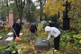 Kwesta na Starym Cmentarzu w Łodzi. Uczniowie łódzkich szkół porządkowali groby i zbierali pieniądze do puszek