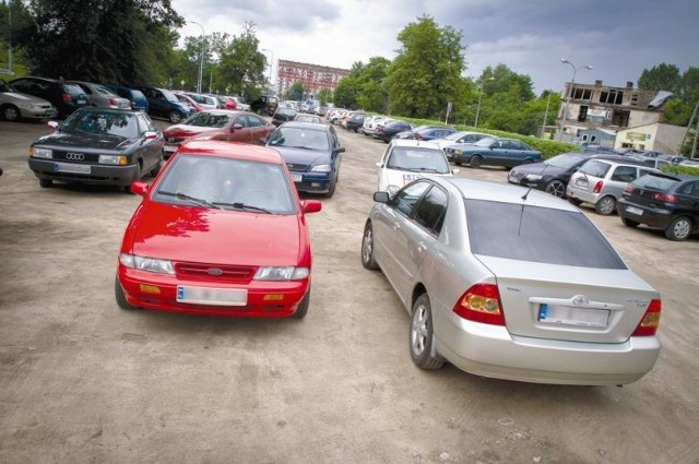 Strefa płatnego parkowania odstrasza kierowców. Parkują na trawnikach (zdjęcia)