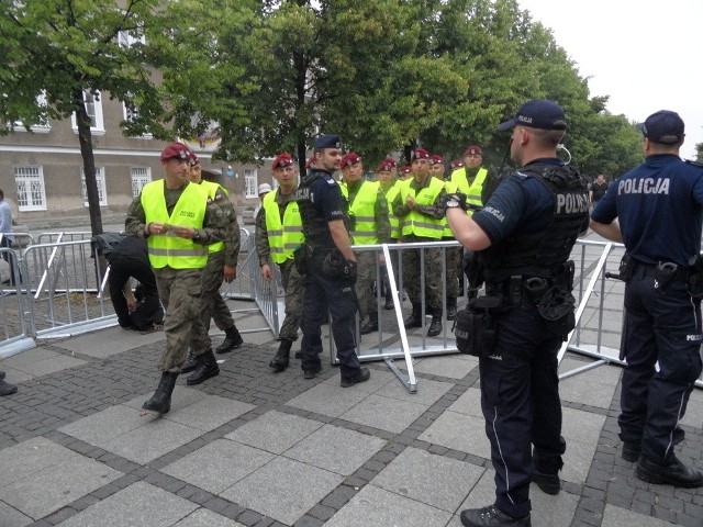 W zabezpieczeniu wizyty papieża Franciszka w Częstochowie uczestniczyło ponad 8 tysięcy policjantów z całego kraju, natomiast 1673 stróżów prawa ze Śląska skierowano do służby w Krakowie, Brzegach, Wieliczce, Oświęcimiu i na lotnisku w Balicach.