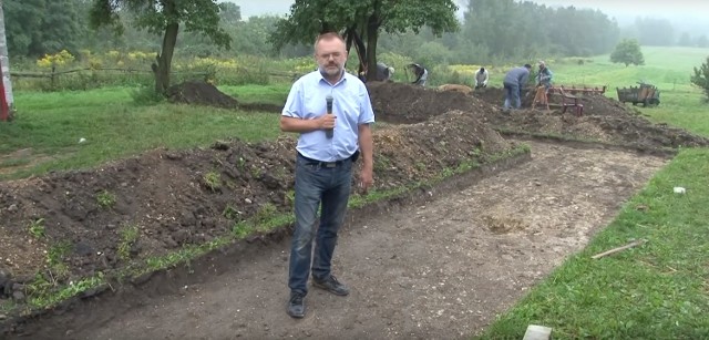 Dariusz Rozmus opowiada o odkryciach. Za nim trwają wykopaliska. Teraz teren jest już wyrównany