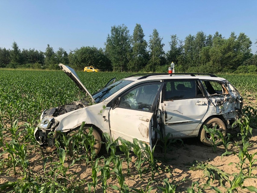 Wypadek na autostradzie A4. W piątek rano toyota uderzyła w ciężarówkę i wypadła z drogi