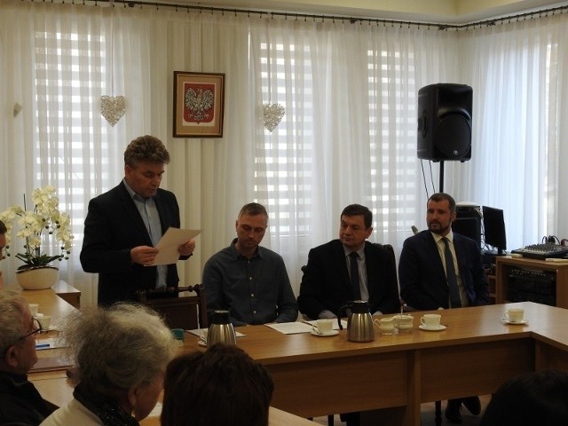 Umowę na wykonanie nowoczesnego oświetlenia w gminie Połaniec podpisano 5 marca. Niebawem rozpoczną się prace.