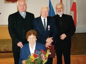 Wanda i Henryk Krochmalowie z synami kapłanami Fot. Zbigniew Wojtiuk