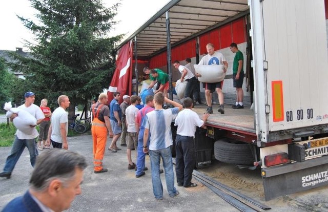 Rozładunek darów które mieszkańcy gminy Gorzyce przekazali powodzianom.