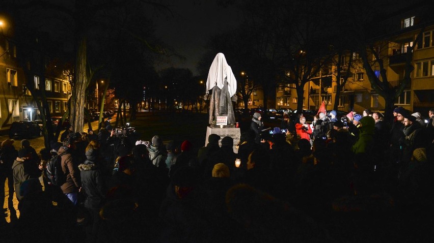 Pikieta pod pomnikiem prałata Henryka Jankowskiego w Gdańsku...