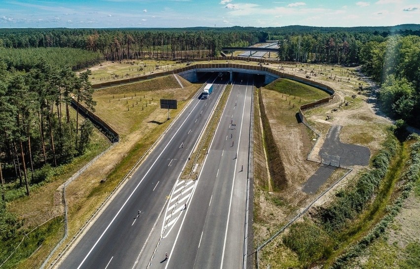 Autostrada A18 prowadzi od granicy w Olszynie do węzła...