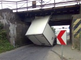 Samochód nie zmieścił się pod wiaduktem w Opolu