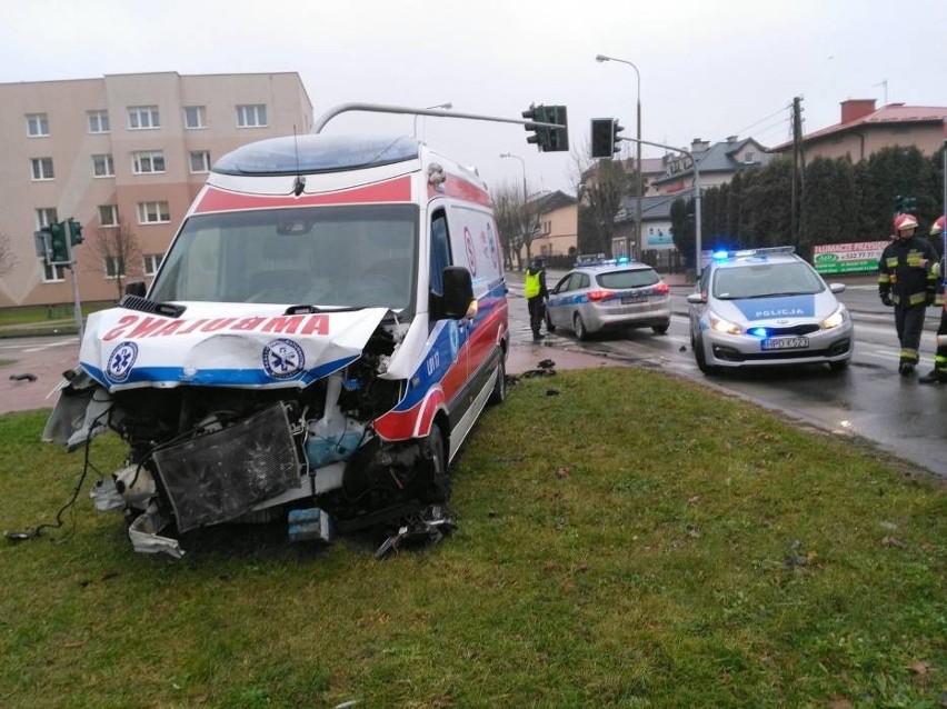 W Kraśniku karetka na sygnale zderzyła się z fordem. Jedna osoba ranna 