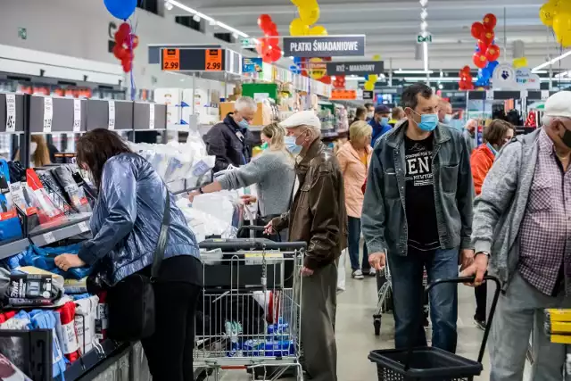 Promocje w supermarketach to coś, co wszyscy lubimy. Wybraliśmy dla Was najciekawsze z nich. Ceny wielu produktów zostały obniżone o 50%. Taniej kupicie mięso, jajka, masło, owoce, mleko i wiele innych. Jeśli nie macie czasu, by przeglądać gazetki promocyjne, nic straconego. W naszej galerii znajdziecie aktualne oferty. Gdzie są największe rabaty i wyprzedaże? Promocje przygotowały takie sklepy jak Biedronka, Lidl, Aldi, Auchan, Kaufland, Netto czy POLOmarket. Takich okazji nie można przegapić. Spieszcie się jednak, bo niektóre promocje są ważne zaledwie przez kilka dni. Czytaj dalej. Przesuwaj zdjęcia w prawo - naciśnij strzałkę lub przycisk NASTĘPNE