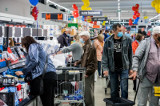Marcowe promocje w sklepach. Wyprzedaż do -50% w sklepach Biedronka. Co kupicie taniej? [Lidl, Auchan, Aldi, Kaufland, Biedronka, Netto]