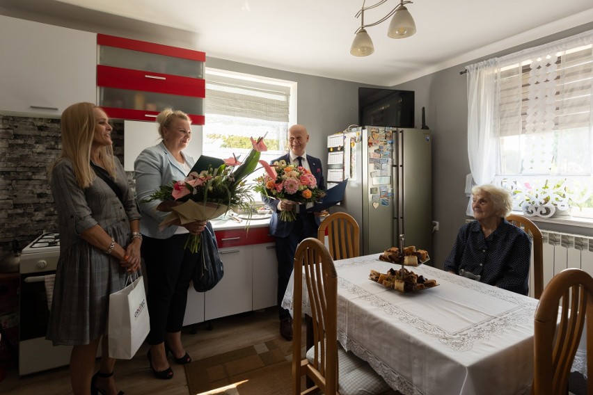 Pani Regina Białek z Częstoniewa skończyła sto lat! Wyjątkowe urodziny jubilatka świętowała z rodziną i przedstawicielami Grójca 