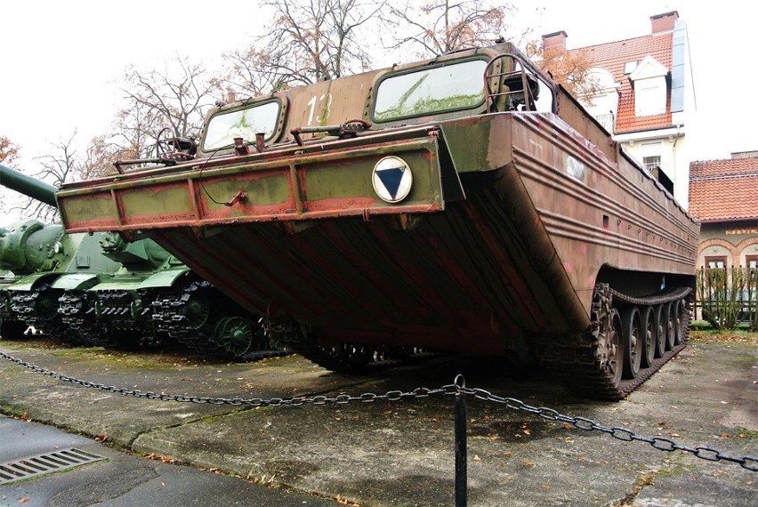 Pojazd skonstruowany został w oparciu o podzespoły czołgu...