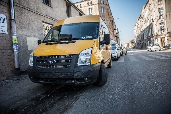 Kobieta kierująca hondą civic jechała pod prąd ul. Tuwima od ul. Wodnej i na skrzyżowaniu z ul. Wysoką zderzyła się z fordem transitem.