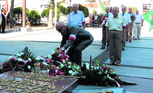Wiązanki i kwiaty złożyli na płycie Grobu Nieznanego Żołnierza w Radomiu kombatanci, samorządowcy, młodzież szkolna.