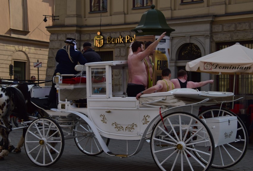 Kraków. Nadzy turyści paradowali na Rynku Głównym [ZDJĘCIA]