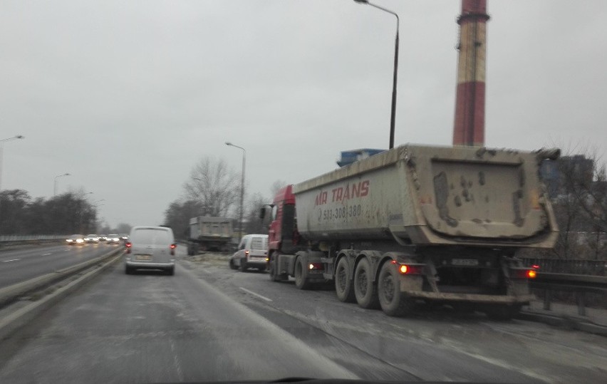 Ciężarówka zgubiła ładunek na DK 94. Jeden pas w kierunku...