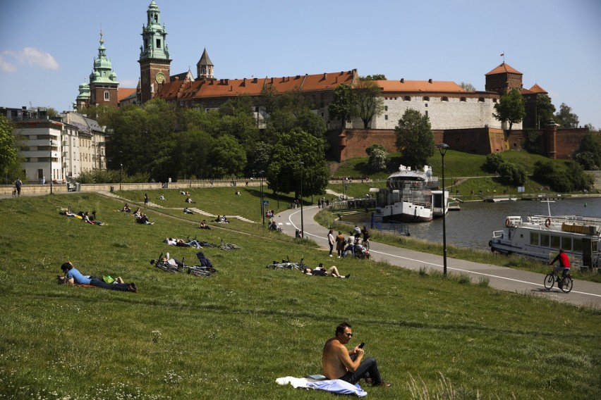 Spacery, relaks i opalanie! Zobacz, jak krakowianie korzystają ze słonecznego weekendu