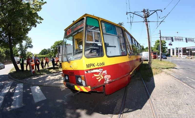 Wypadek na ul. Szczecińskiej. Tramwaj zderzył się z ciężarówką i wypadł z szyn