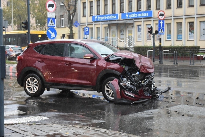 Dwa auta zderzyły się na skrzyżowaniu ul. Wólczańskiej z ul. A. Struga. Kierowca volkswagena jechał na czerwonym świetle