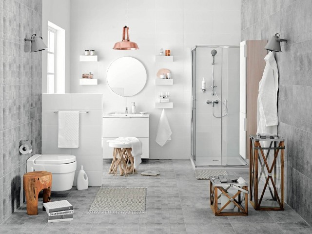 Piękna biała aranżacja łazienki z drewnianymi dekoracjami świetnie ze sobą współgra.