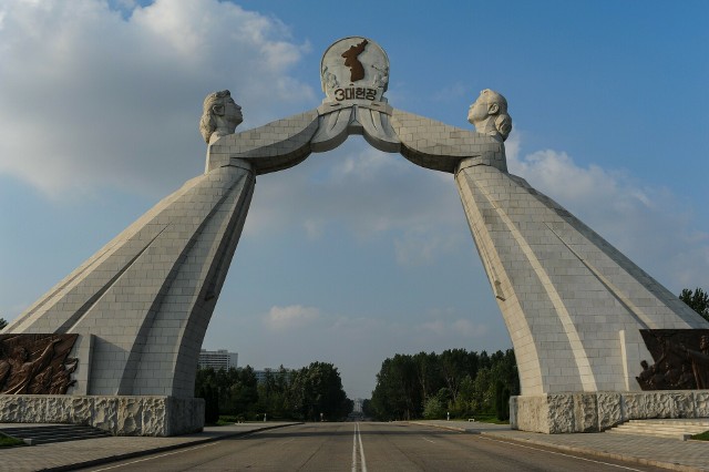 Zburzenie Łuku Zjednoczenia w Pjognjagnu to wyraźny sygnał, że Kim Dzong Un może szykować się do wojny
