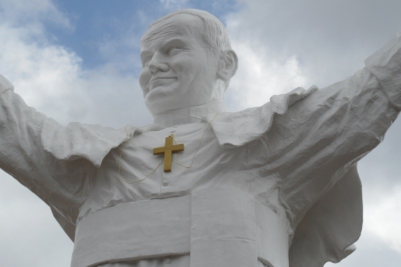 Najwyższy pomnik Jana Pawła II na świecie ma 14 metrów...
