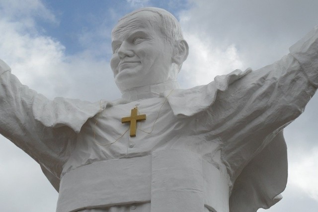 Najwyższy pomnik Jana Pawła II na świecie ma 14 metrów wysokości i znajduje się na Złotej Górze w Częstochowie. Niektórzy twierdzą, że twarz papieża przypomina Mariusza Pudzianowskiego albo Leszka Millera.