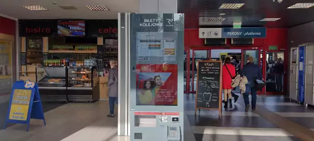 Na dworcu PKP w Zielonej Górze pojawił się nowy automat do zakupu biletów na pociągi Polregio. Urządzenie pozwala połączyć się z żywym kasjerem, który wyjaśni, co należy zrobić i jaka oferta jest najatrakcyjniejsza