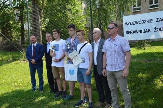 Najlepsze drużyny i zawodnicy indywidualni zostali nagrodzeni. Nagrody wręczył Dariusz Seweryn, dyrektor Wydziału Edukacji, Kultury Fizycznej i Sportu Starostwa Powiatowego w Starachowicach.