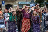 Kraków. Podgórska Parada Teatralna: łemkowskie tańce i muzyka romska