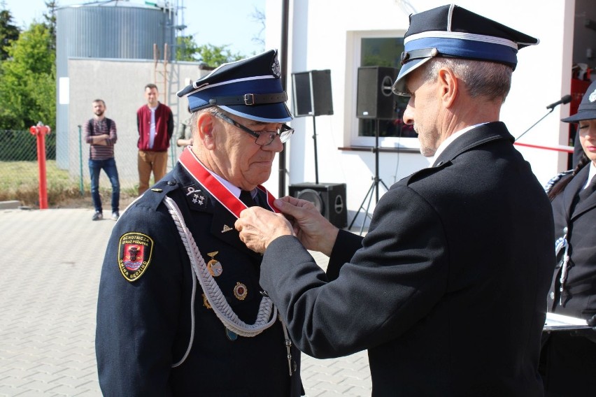 Przed remizą strażacką przy ulicy Koszalińskiej 104 w...