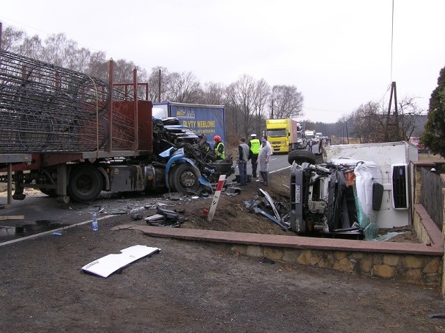 Na drodze krajowej nr 11 w miejscowości Wojciechów (gm. Olesno) doszło do zderzenia czterech samochodów ciężarowych marki Mitsubishi, Mercedes, Renault i Scania. Dwóch kierowców zostało przewiezionych do szpitala na badania.