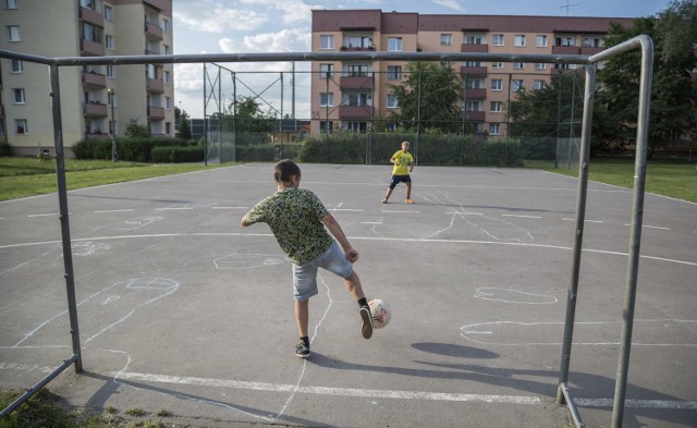 Boisko na Ruczaju, nowsze, w niezłym stanie. Rada Dzielnicy VIII za grube pieniądze chce boisko na Ruczaju jeszcze bardziej unowocześnić, a na boisko w Skotnikach znów zabraknie środków. Widać tu jak na dłoni lekceważące traktowanie potrzeb dzielnic peryferyjnych