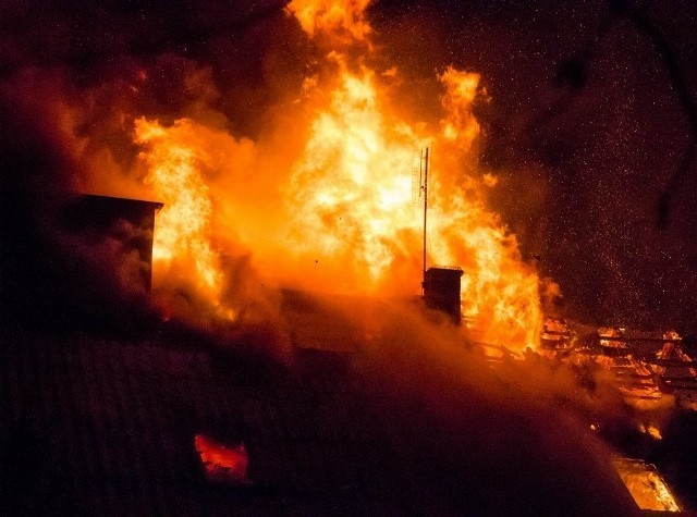 Czworo mieszkańców  opuściło obiekt przed przybyciem służb...