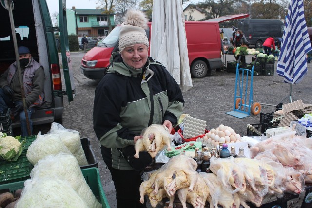 Jolanta Dusieńka na swoim stoisku poleca ubity drób własnego chowu