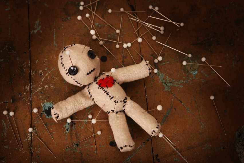 Laleczka voodoo to mała figurka, często wykonana z różnych...