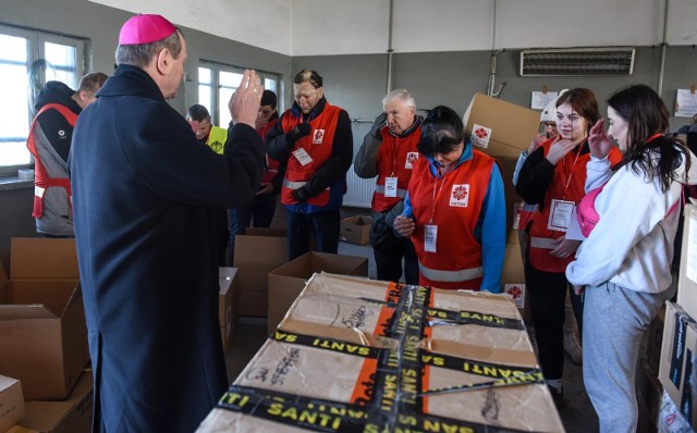 Metropolita Gdański arcybiskup Tadeusz Wojda odprawił z magazynu Centrum Kryzysowego Caritas pomoc humanitarną dla Ukrainy. Transport wyruszył już w drogę.