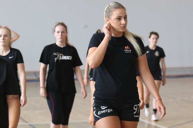 Paulina Piwowarczyk (na pierwszym planie) zadebiutowała w Koronie Handball.