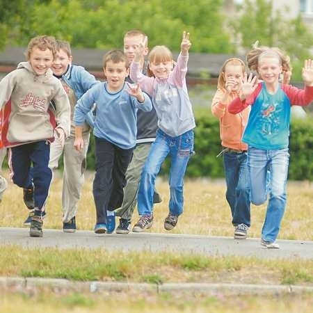 Dzieci ze Szkoły Podstawowej w Jasieniu długo czekały na ten dzień. - Nareszcie! Zaczęły się wakacje! Teraz to będziemy się bawić! - wołają.